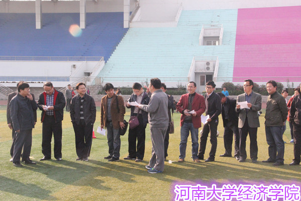 工会主席王桂组织教职工比赛