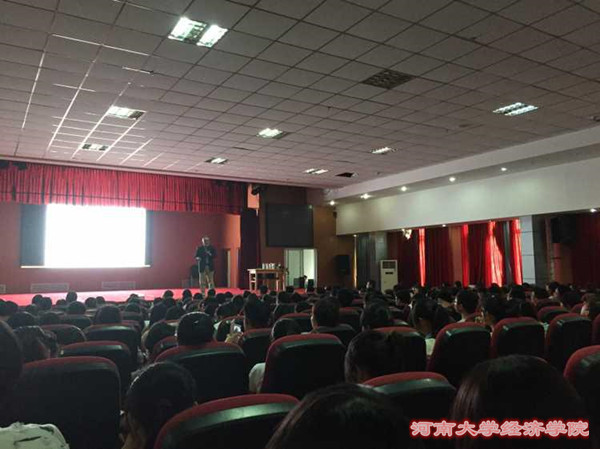 伟德betvlctor1946举办2015级新生财经职业发展分享会
