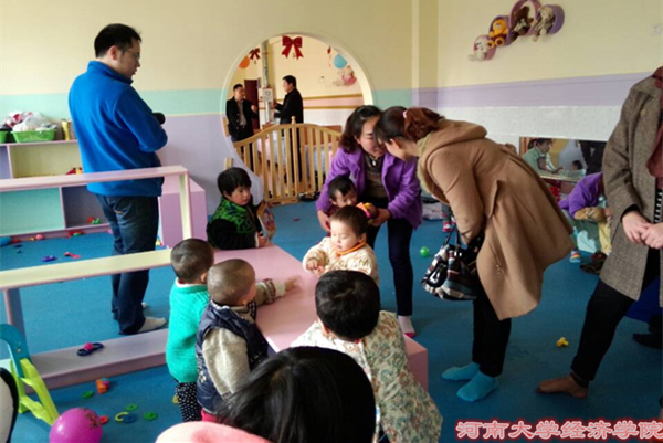 志愿者们陪孩子们玩耍
