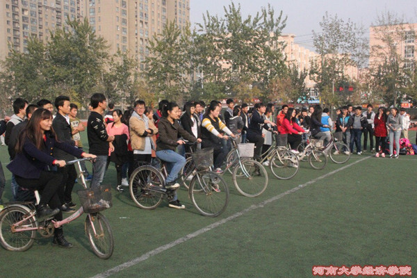 进行自行车赛的人员严阵以待