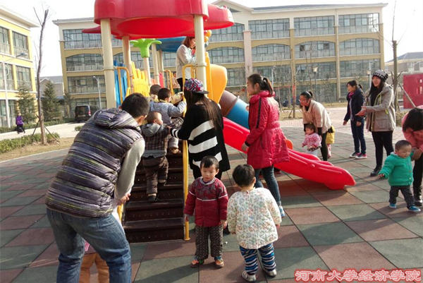 志愿者们陪孩子们做游戏