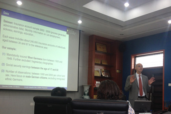 Prof. Giacomo Corneo在认真讲解